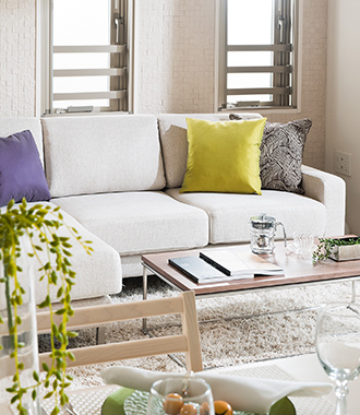 沖縄の賃貸住宅モデルルームの明るいリビング空間